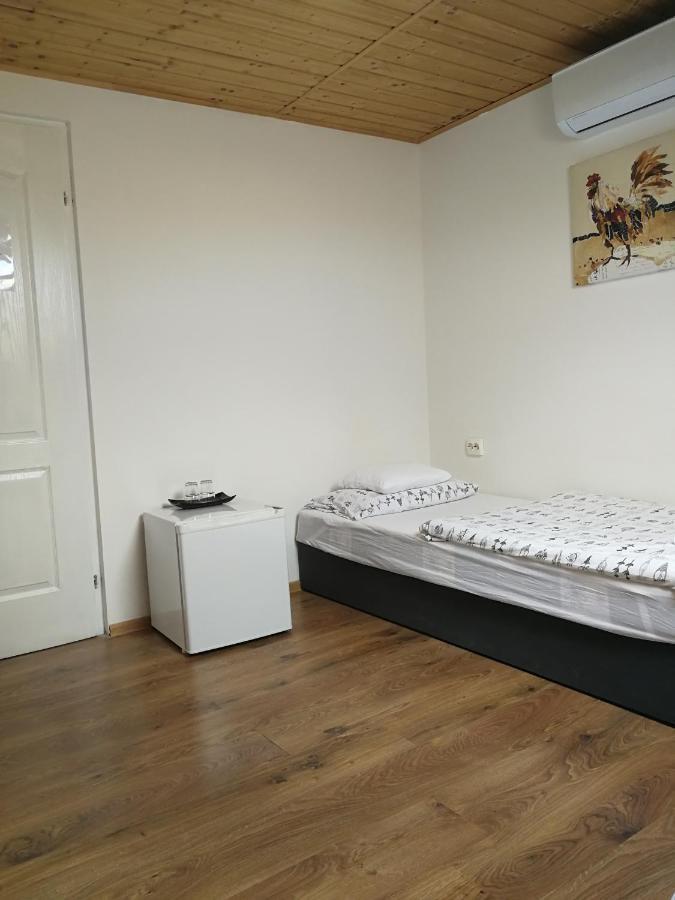 Manoka Guest House Модьород Экстерьер фото